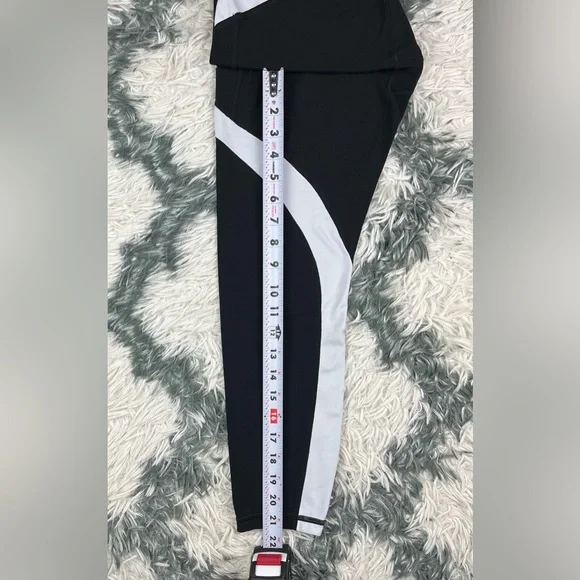 Athleta Women's Salutation Stash Pocket 7/8 Tight Black White Leggings Sz Medium - Picture 9 of 10